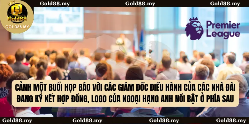 Cảnh một buổi họp báo với các giám đốc điều hành của các nhà đài đang ký kết hợp đồng, logo của Ngoại hạng Anh nổi bật ở phía sau