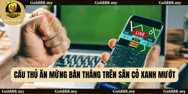 Cầu thủ ăn mừng bàn thắng trên sân cỏ xanh mướt