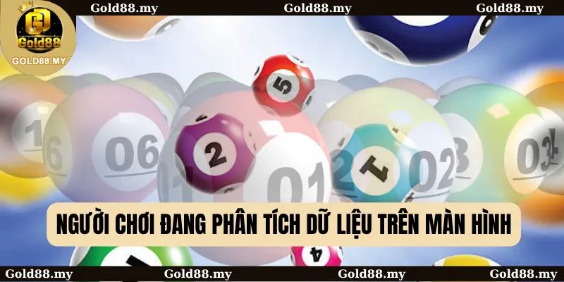 Người chơi đang phân tích dữ liệu trên màn hình